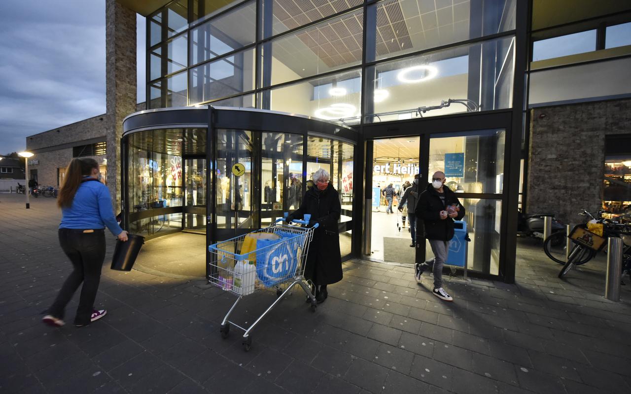 Winkelend publiek bij de Albert Heijn XL in Leeuwarden. Winkelend publiek bij de Albert Heijn XL in Leeuwarden.