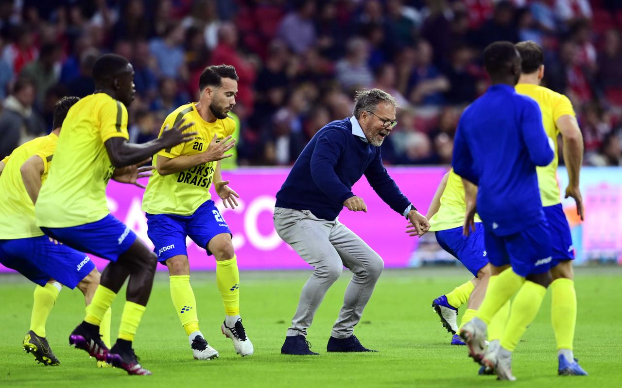 Henk de Jong te midden van zijn spelers in de Johan Cruijff Arena. Henk de Jong te midden van zijn spelers in de Johan Cruijff Arena.