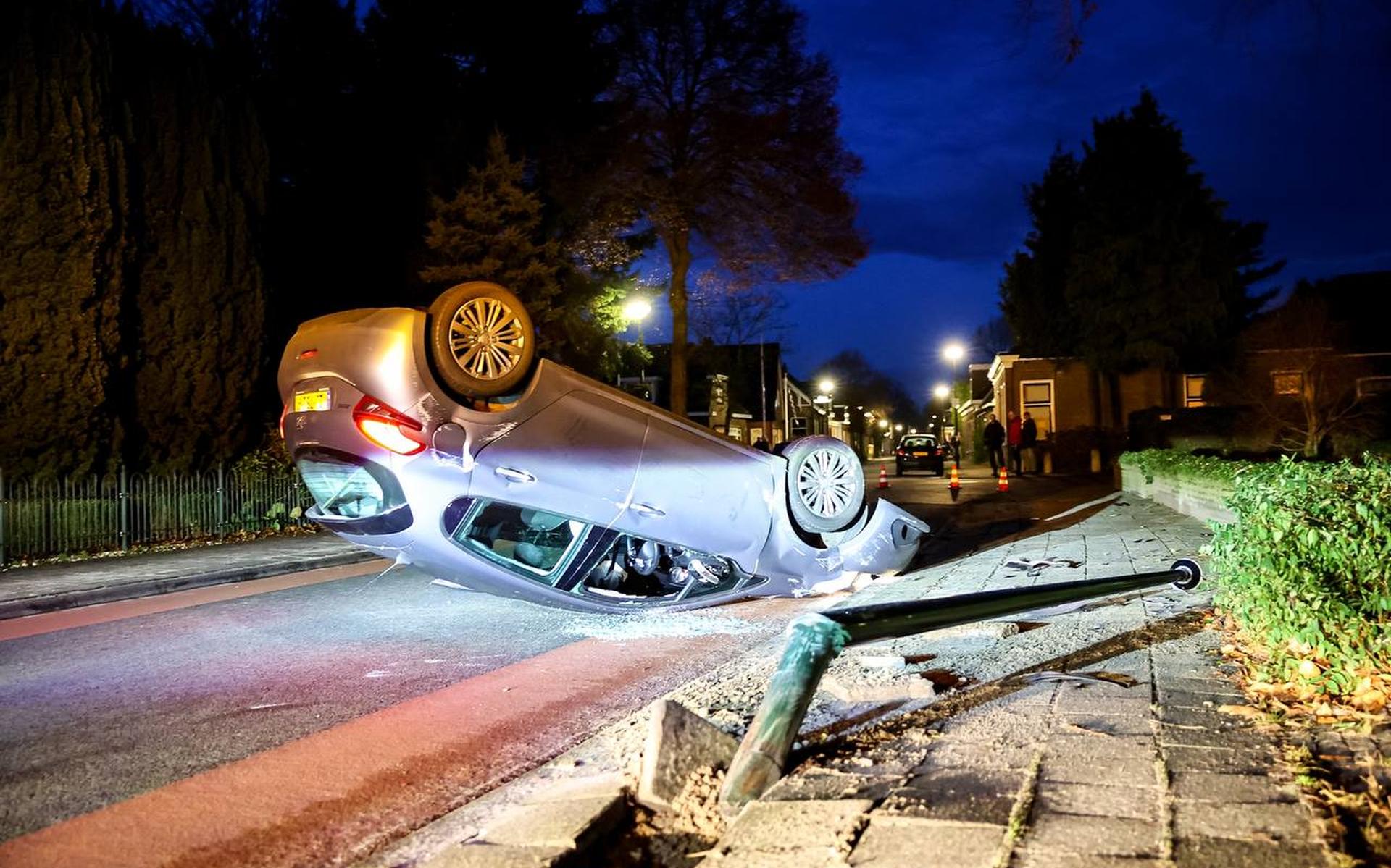Auto botst tegen lantaarnpaal en eindigt ondersteboven op De Buorren in Lippenhuizen: bestuurder mee