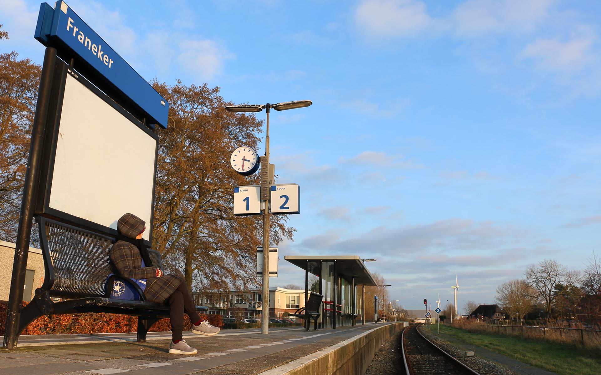 Het perron van het station in Franeker moet veiliger worden in verband met een toename van het aantal reizigers . FOTO LC/ARODI BUITENWERF