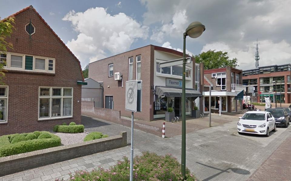 Aldi heeft het oog laten vallen op een complex van winkels en woningen op de hoek van de Snellingerdijk en de Bareldsburglaan. FOTO Google Maps