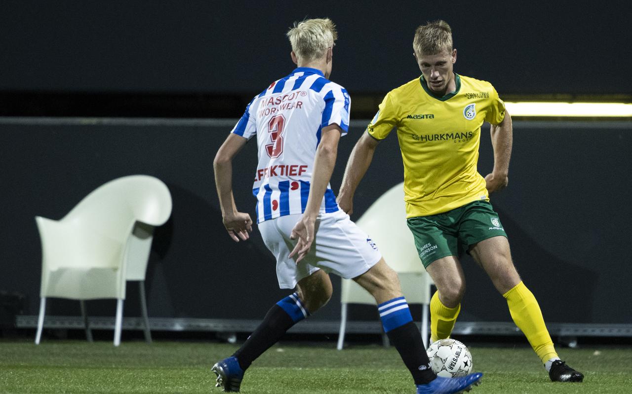 Jan Paul van Hecke van SC Heerenveen in actie tegen Zien Flemming van Fortuna Sittard. Jan Paul van Hecke van SC Heerenveen in actie tegen Zien Flemming van Fortuna Sittard.