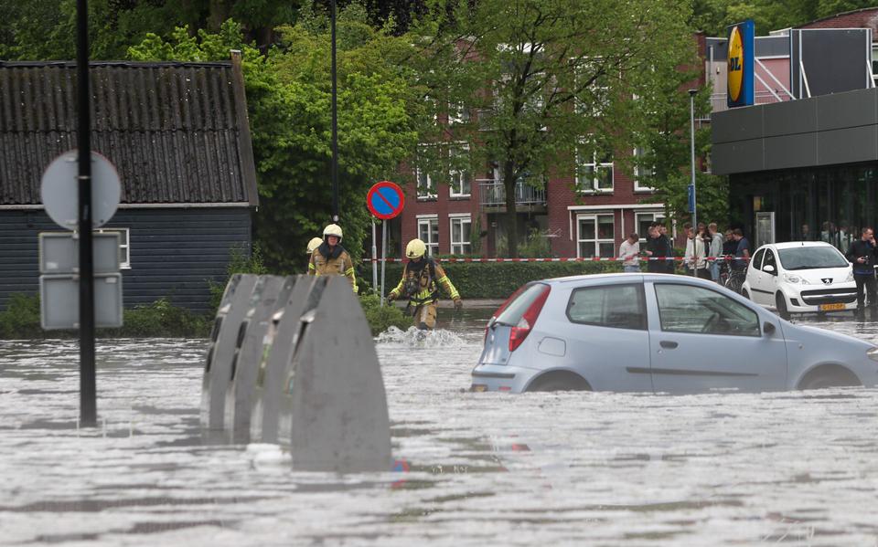 De regenval zorgde voor grote problemen in Buitenpost.