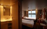 Een cabine met bedden en badkamer.