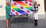 De Friese regenboogvlag, gepresenteerd door D66 Fryslân en GrienLinks. FOTO MAAIKE DE LANG/D66 FRYSLAN