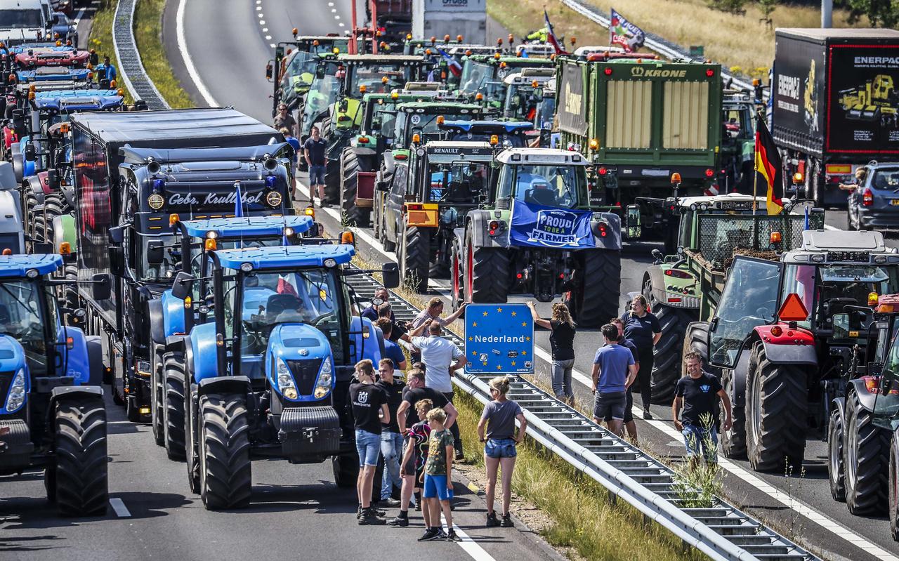 Boeren voeren illegaal actie op snelweg tussen Hengelo en Deventer. Vanaf vrijdag 1 juli gaat de kentekenplicht in voor onder meer tractoren waardoor de actievoerders sneller te achterhalen zijn. 