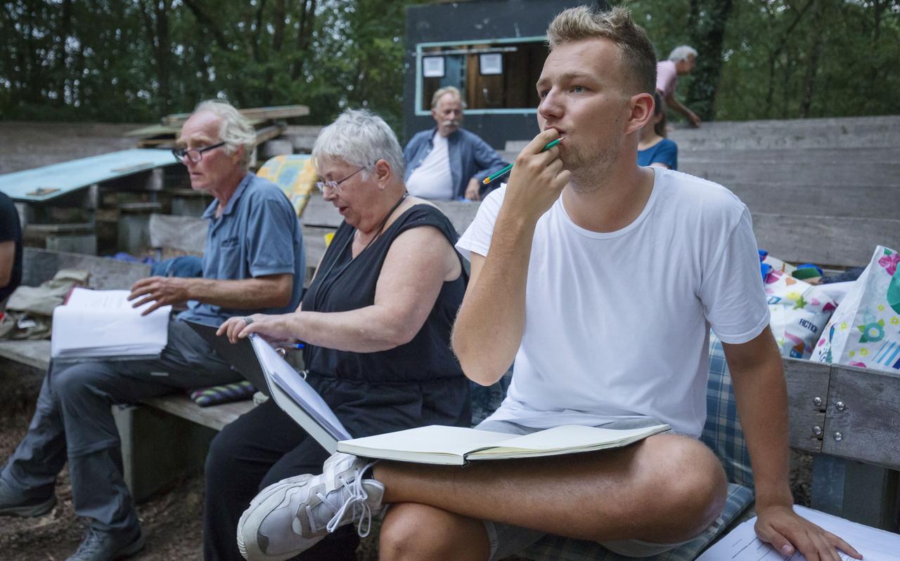 Regisseur Job de Roo op de voorgrond, met verderop op de bank ‘krityske freon’ Popke van der Zee. Regisseur Job de Roo op de voorgrond, met verderop op de bank ‘krityske freon’ Popke van der Zee.