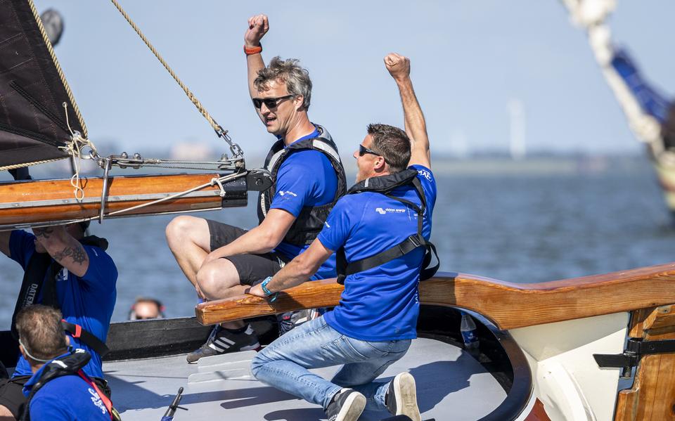 Grote vreugde bij Klaas Kuperus en zijn bemanning op de Eeltje Baas na de overwinning bij Stavoren. 