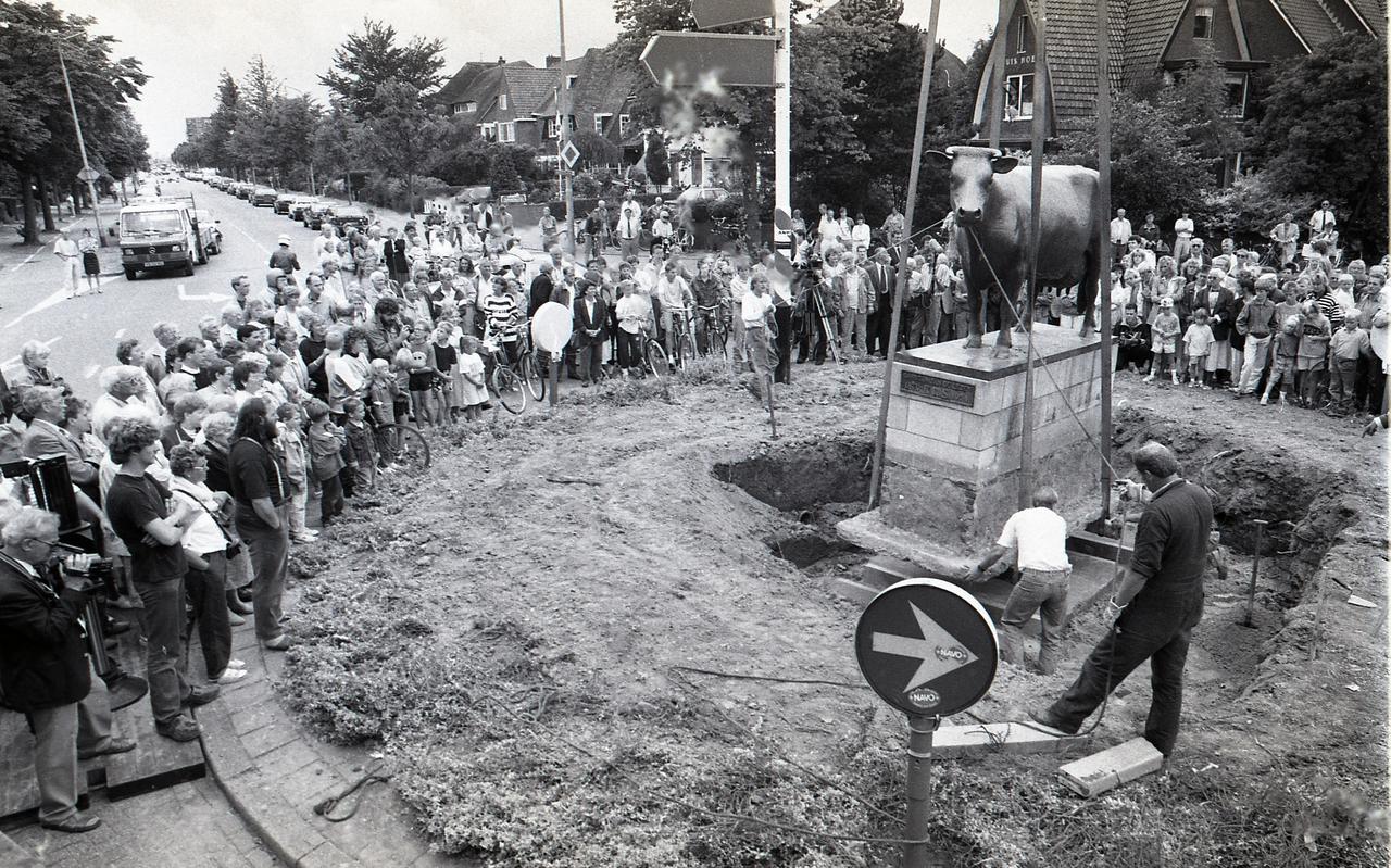 De plaatsing van Us Mem aan het begin van de Harlingerstraatweg in 1989. 