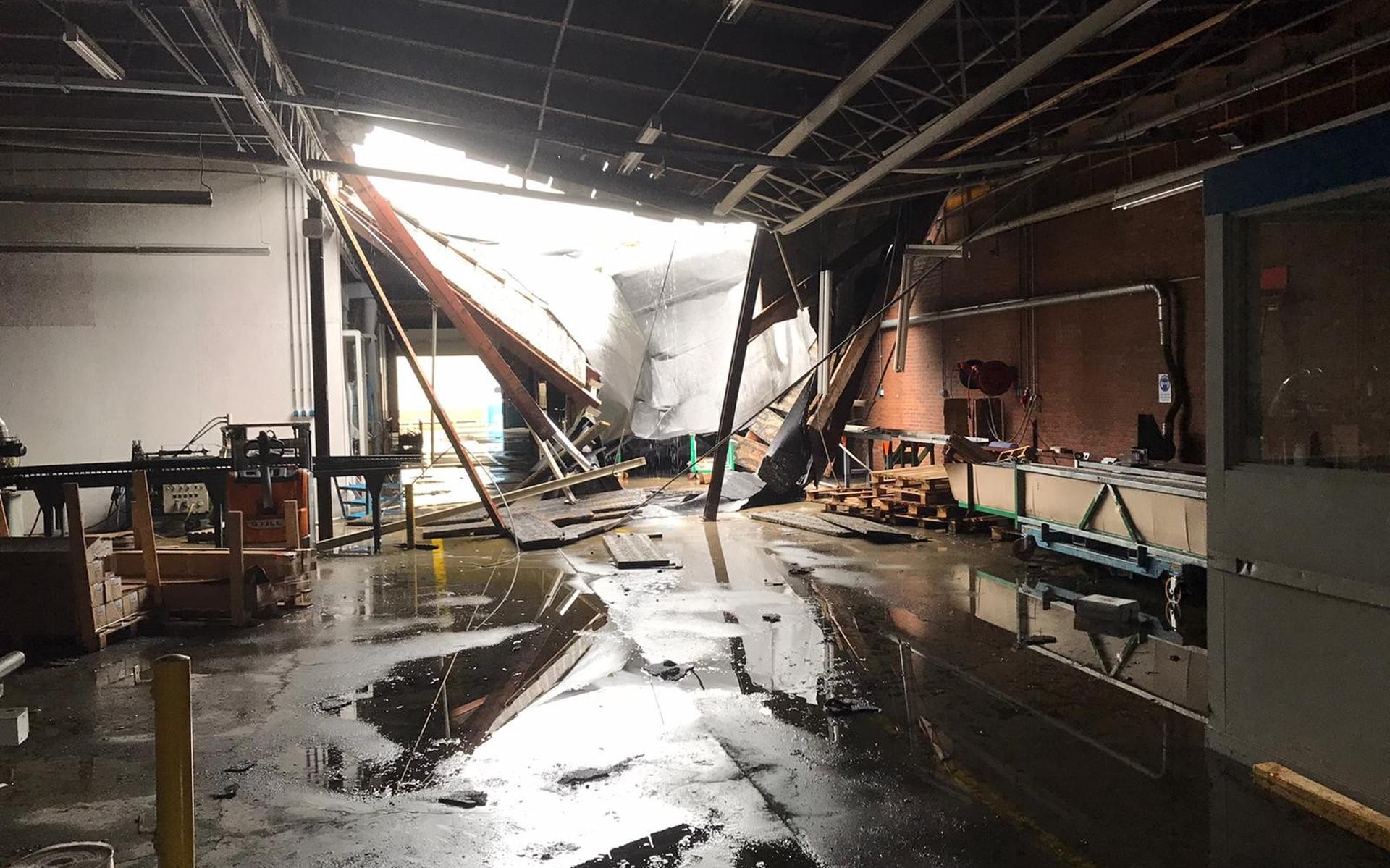 Dak Enitor stort in na zware regenval - Leeuwarder Courant