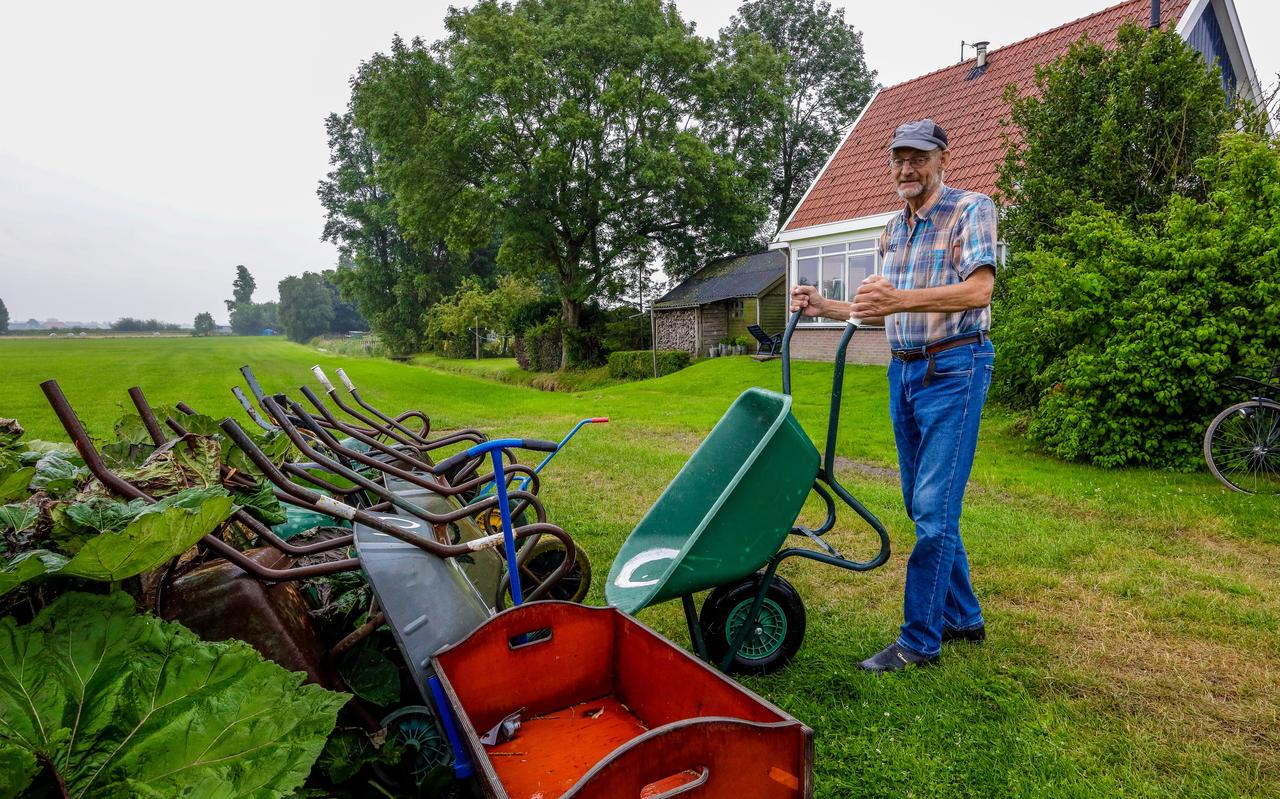 Jacob de Boer bij de kruiwagens van de bewoners van de Commissiepolle. Jacob de Boer bij de kruiwagens van de bewoners van de Commissiepolle.