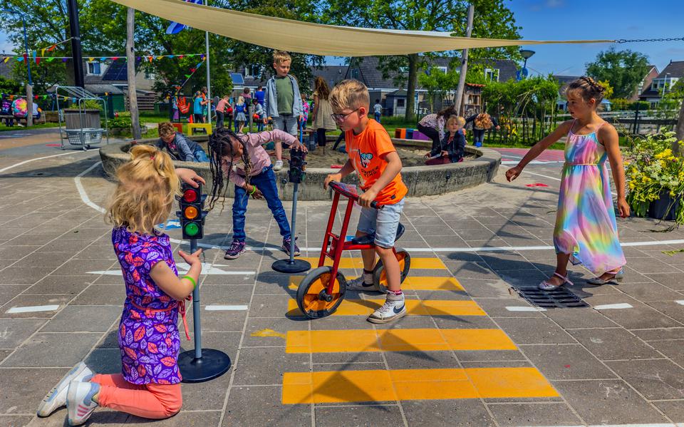 Kinderen spelen op het nieuwe plein van De Opslach. 
