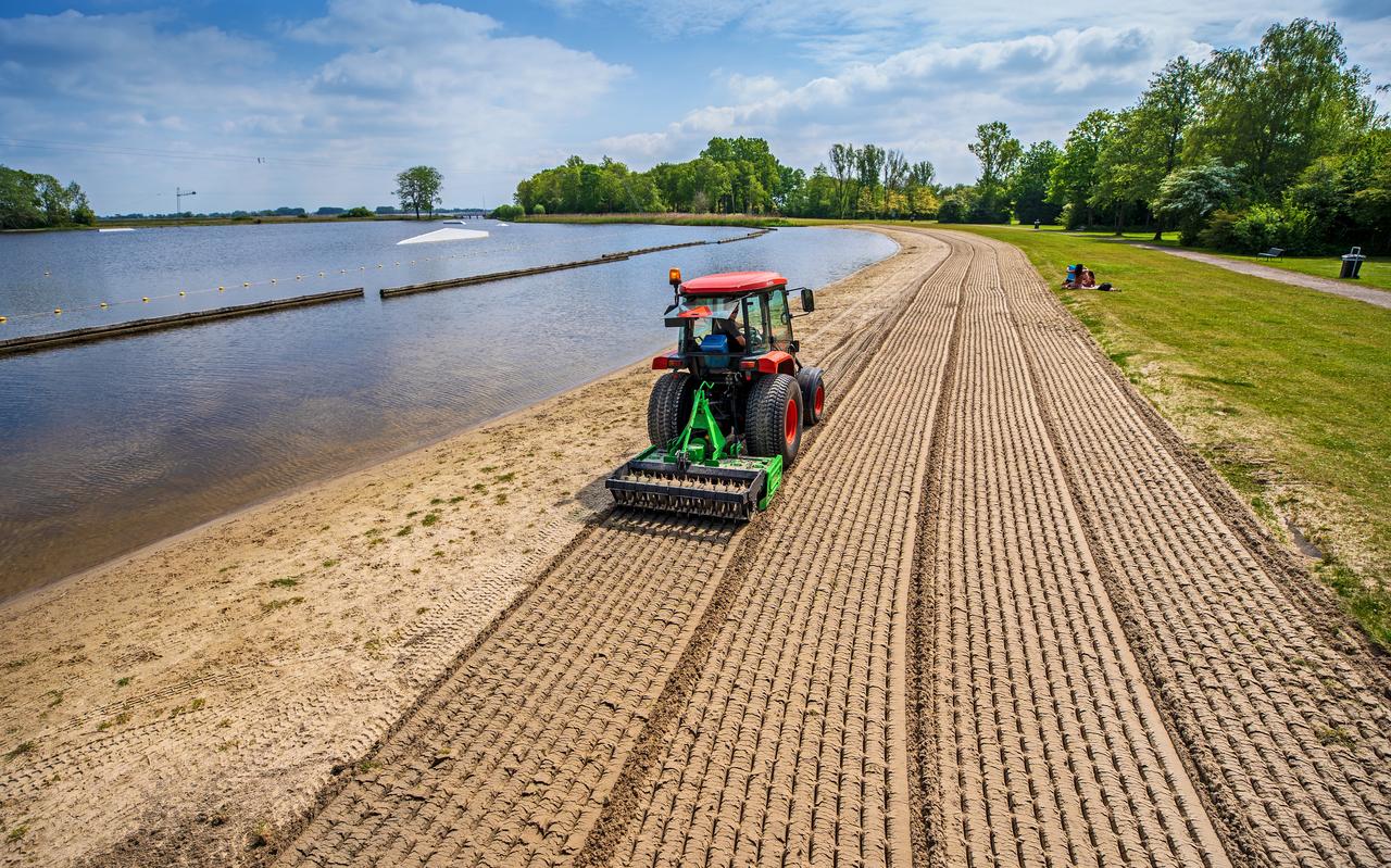 Archieffoto. Medewerker Empatec maakt strand netjes bij Offingawier. Archieffoto. Medewerker Empatec maakt strand netjes bij Offingawier.