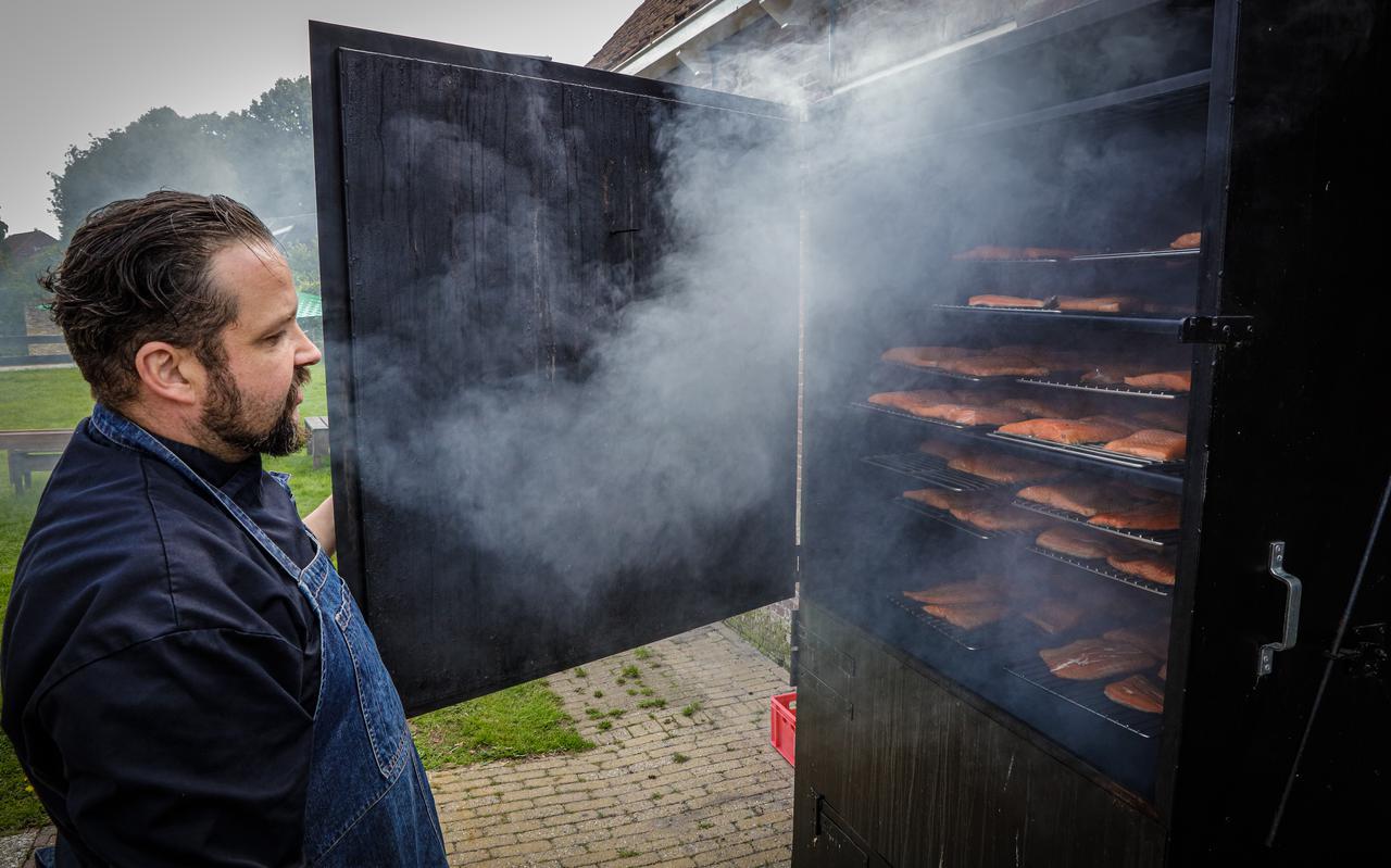 Bjørn de Bruijn bezig met het roken van zijn vleesproducten.