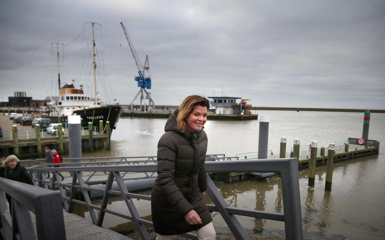 Minister Christianne van der Wal zaterdag na het aanmeren bij de SAS-steiger in Harlingen. Minister Christianne van der Wal zaterdag na het aanmeren bij de SAS-steiger in Harlingen.