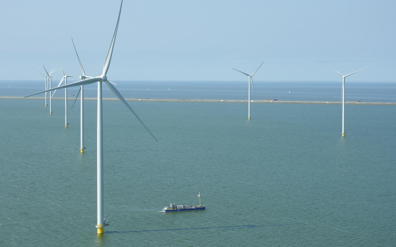 Beeld van bovenaf op Windpark Fryslân, wereldwijd het grootste windpark in een binnenmeer. 
