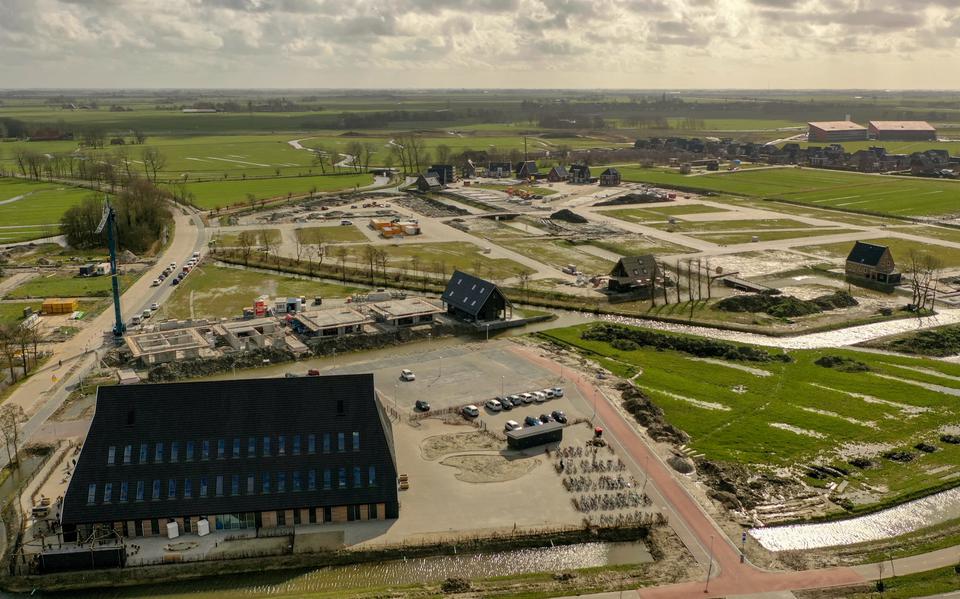 Toen De Klamp en de bijbehorende school werden gebouwd, kwam er een knip in de Wergeasterdyk: sindsdien is het geen drukke weg meer. 