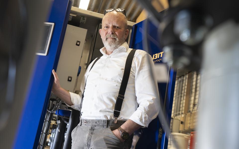 Frank Turksma bij een van de waterstofgeneratoren. 