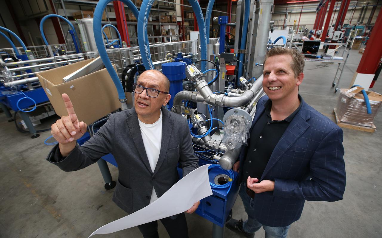 Directeur Francisco Galindo en recruiter Reimer te Velde in een van de Huhtamaki-hallen waar duurzame verpakkingen en productielijnen worden ontwikkeld. Het bedrijf heeft voor de nieuwbouw in Leeuwarden straks 130 nieuwe mensen nodig. Directeur Francisco Galindo en recruiter Reimer te Velde in een van de Huhtamaki-hallen waar duurzame verpakkingen en productielijnen worden ontwikkeld. Het bedrijf heeft voor de nieuwbouw in Leeuwarden straks 130 nieuwe mensen nodig.