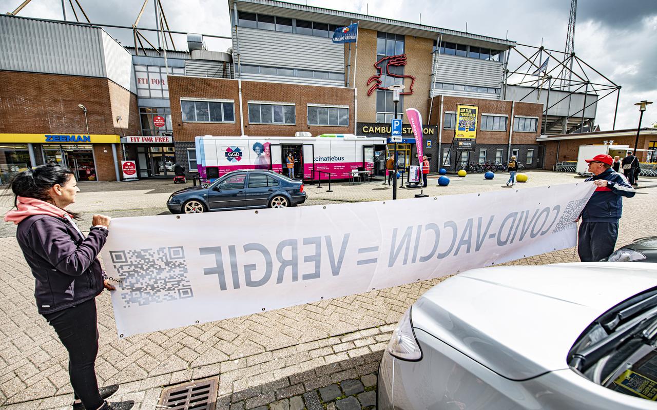 De vaccinatiebus van de GGD stond dinsdag op het Cambuurplein in Leeuwarden. De mobiele priklocatie trekt ook antivax-demonstranten. FOTO HOGE NOORDEN/JACOB VAN ESSEN De vaccinatiebus van de GGD stond dinsdag op het Cambuurplein in Leeuwarden. De mobiele priklocatie trekt ook antivax-demonstranten. FOTO HOGE NOORDEN/JACOB VAN ESSEN