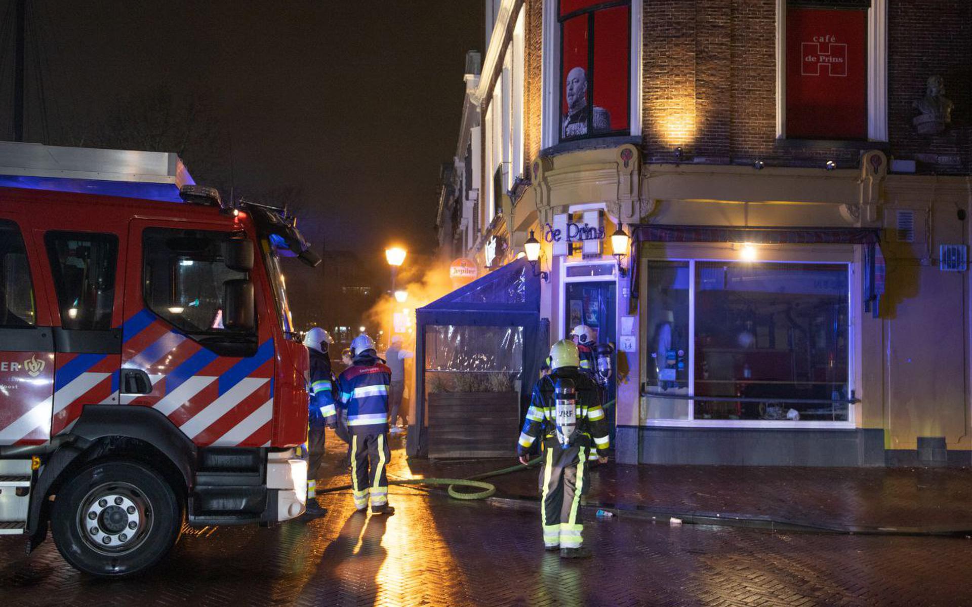 De brandweer kreeg de brand bij het café snel onder controle.