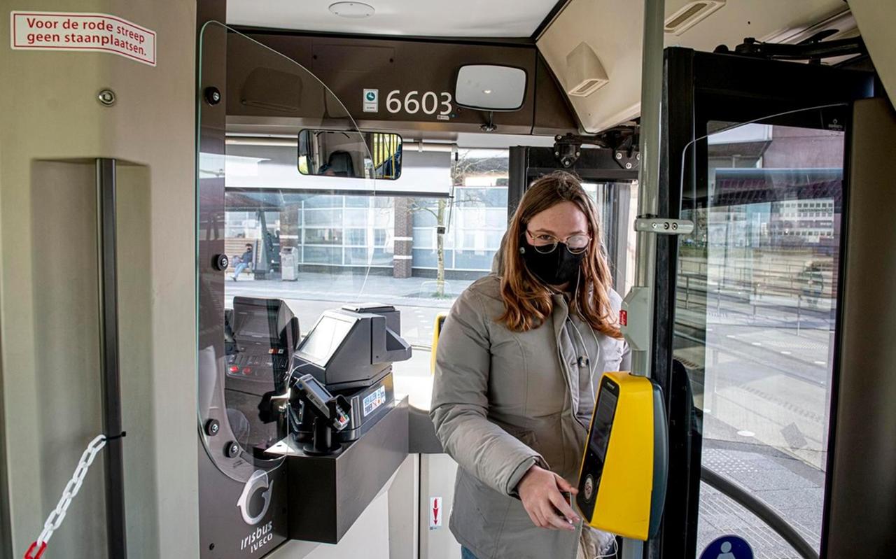 De veertienjarige Rikst Dijkstra gaat drie keer per week naar school met lijn 15. De veertienjarige Rikst Dijkstra gaat drie keer per week naar school met lijn 15.