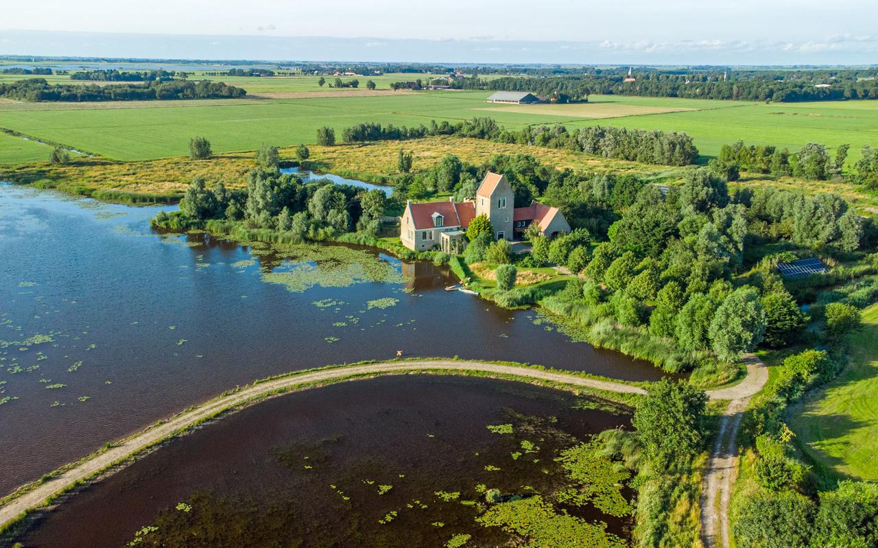 Het landgoed van 16 hectare in Mirns (met eigen meer en twintigduizend bomen) staat te koop voor bijna 3,6 miljoen euro. Foto: Funda