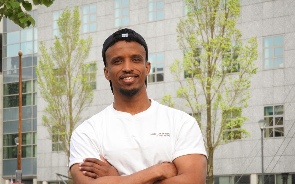 De Jemenitische statushouder Ahmed Othman denkt dat de strengere asielprocedures een belangrijke reden zijn voor de daling van het aantal asielzoekers.