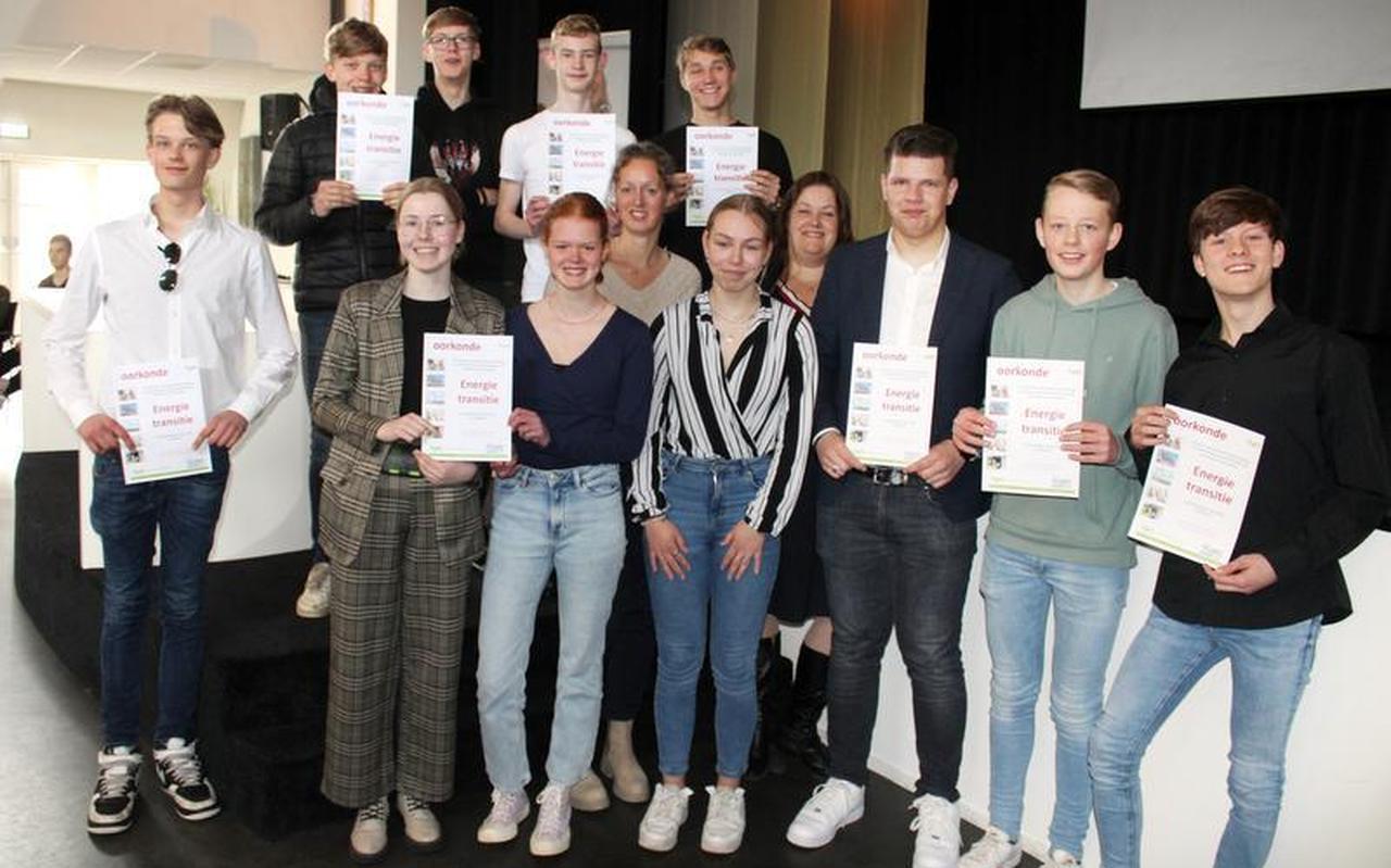 Na de presentatie van hun adviezen is er voor vertegenwoordigers uit de acht groepen van het Dockinga College een oorkonde uit handen van wethouder Rebecca Slijver en raadslid Hanneke Jouta. Na de presentatie van hun adviezen is er voor vertegenwoordigers uit de acht groepen van het Dockinga College een oorkonde uit handen van wethouder Rebecca Slijver en raadslid Hanneke Jouta.