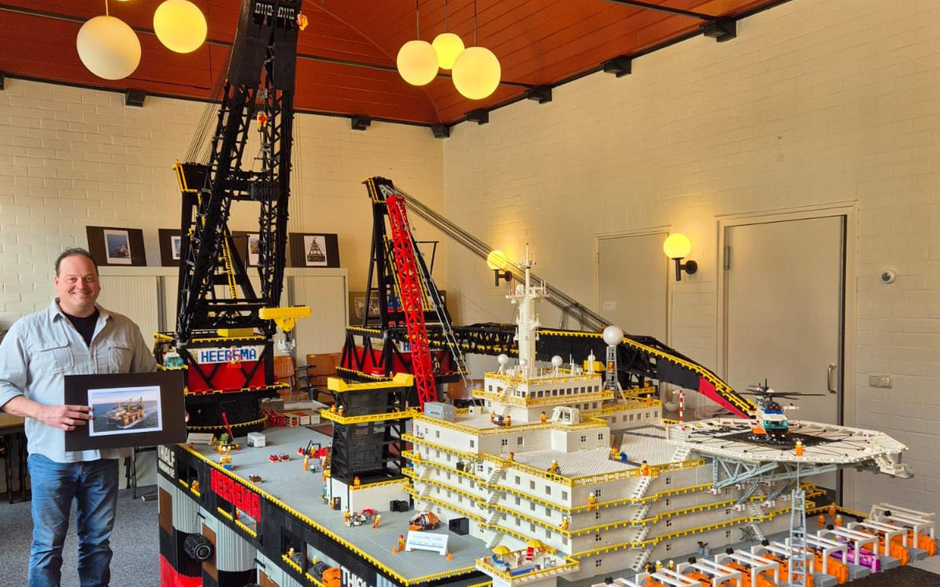 Legobouwer Marco de Vries naast zijn trots: Thialf op schaal.