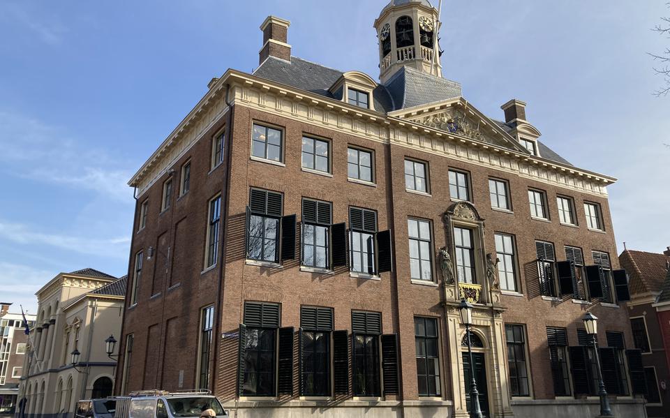 Het stadhuis aan het Raadhuisplein in Leeuwarden. 