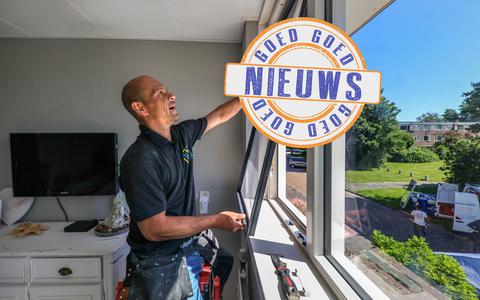 Kozijnenmonteur Roy van Neerden aan het werk voor Kozijn Services te Joure. FOTO SIMON BLEEKER 