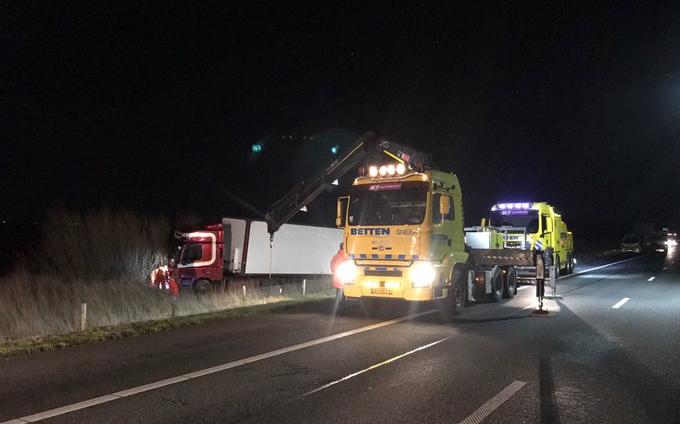 A6 tussen Oosterzee en Sint Nicolaasga tijdelijk afgesloten, vrachtwagen wordt uit de berm gesleept