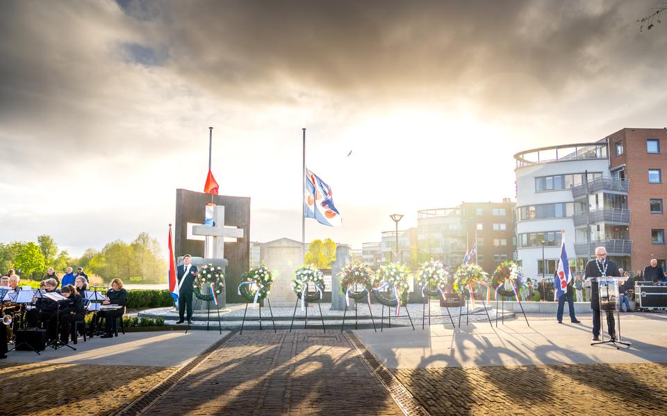 De eerste dodenherdenking op het Kiryat Onoplein in Drachten. Eerder was de herdenking in het van Haersmapark.