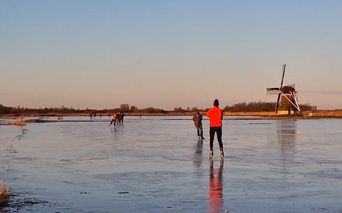 Op tweede kerstdag zijn tientallen schaatsers het ijs op gegaan op de Ryptsjerksterpolder