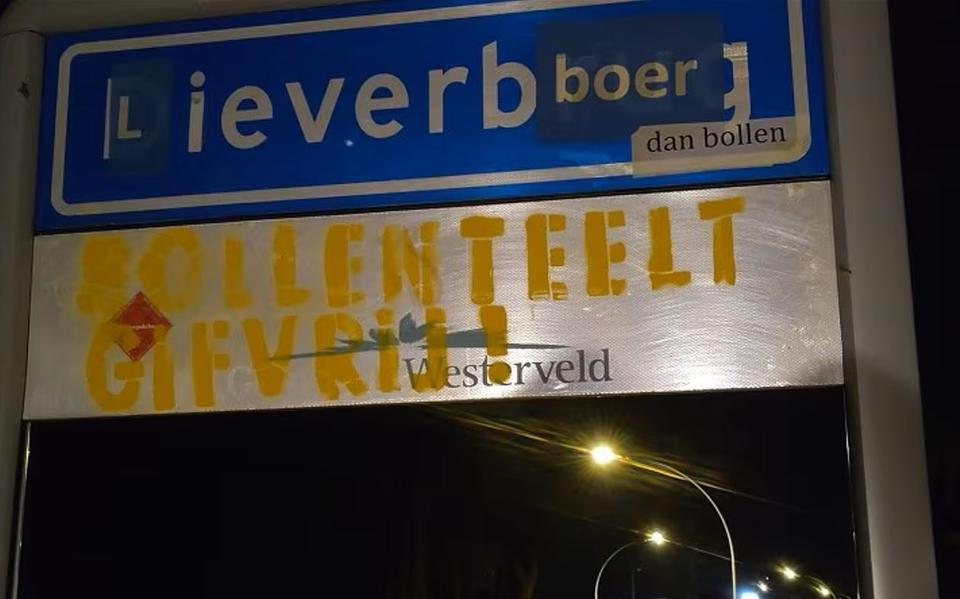 Verschillende objecten in de gemeenten Weststellingwerf en Westerveld werden beklad met gele verf.