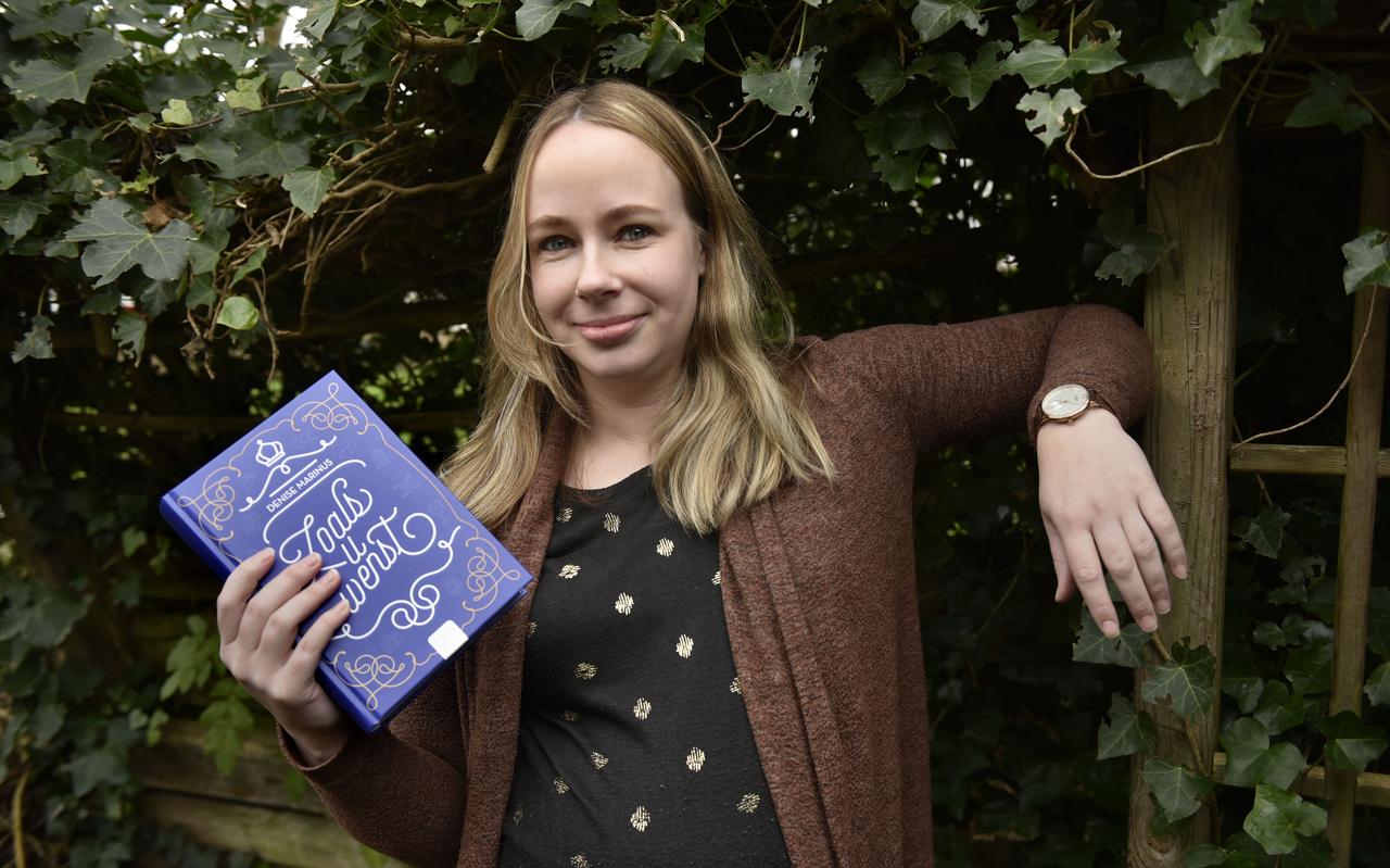 Denise Marinus met haar debuutroman Zoals u wenst. Denise Marinus met haar debuutroman Zoals u wenst.