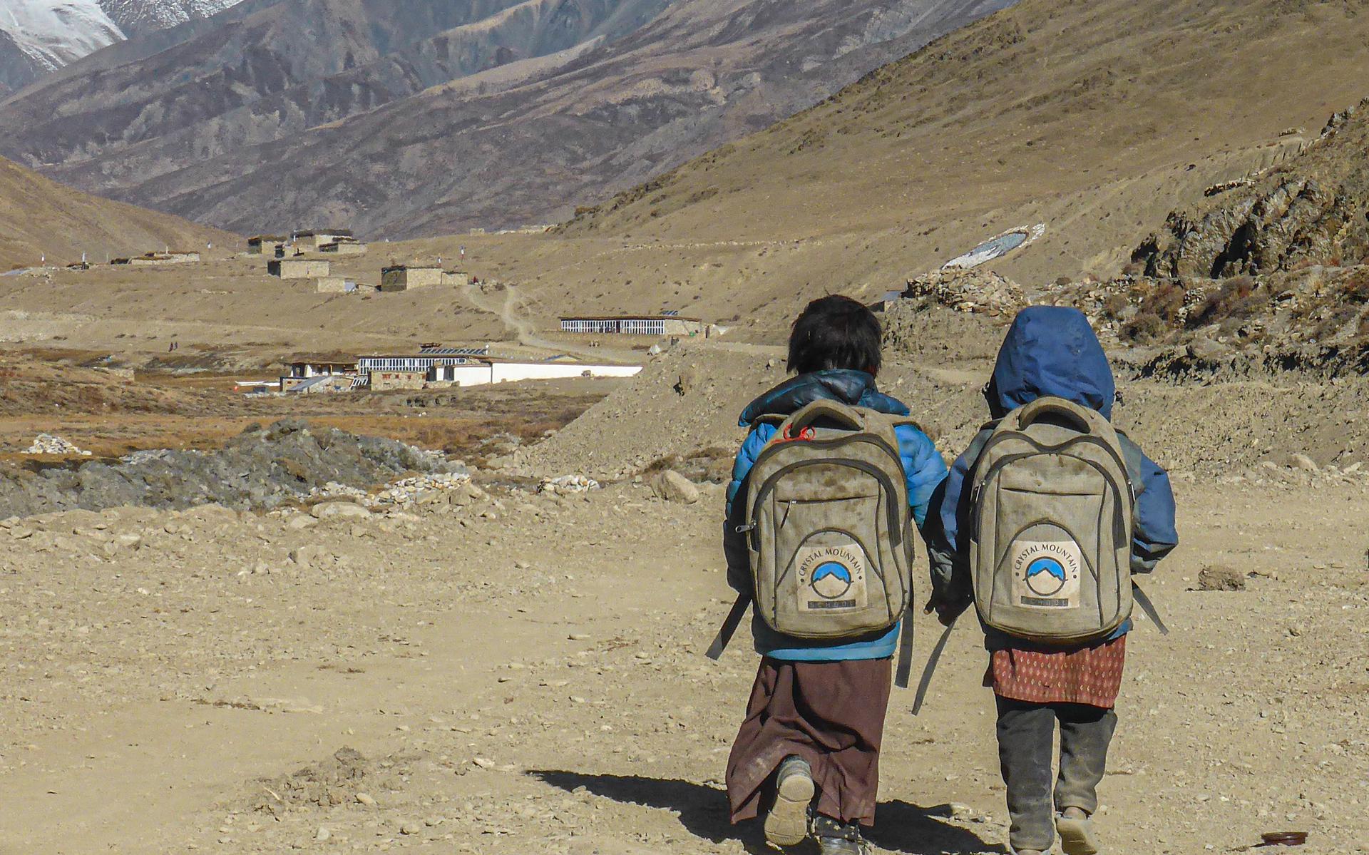  Kinderen in het afgelegen Dolpogebied onderweg naar school.
