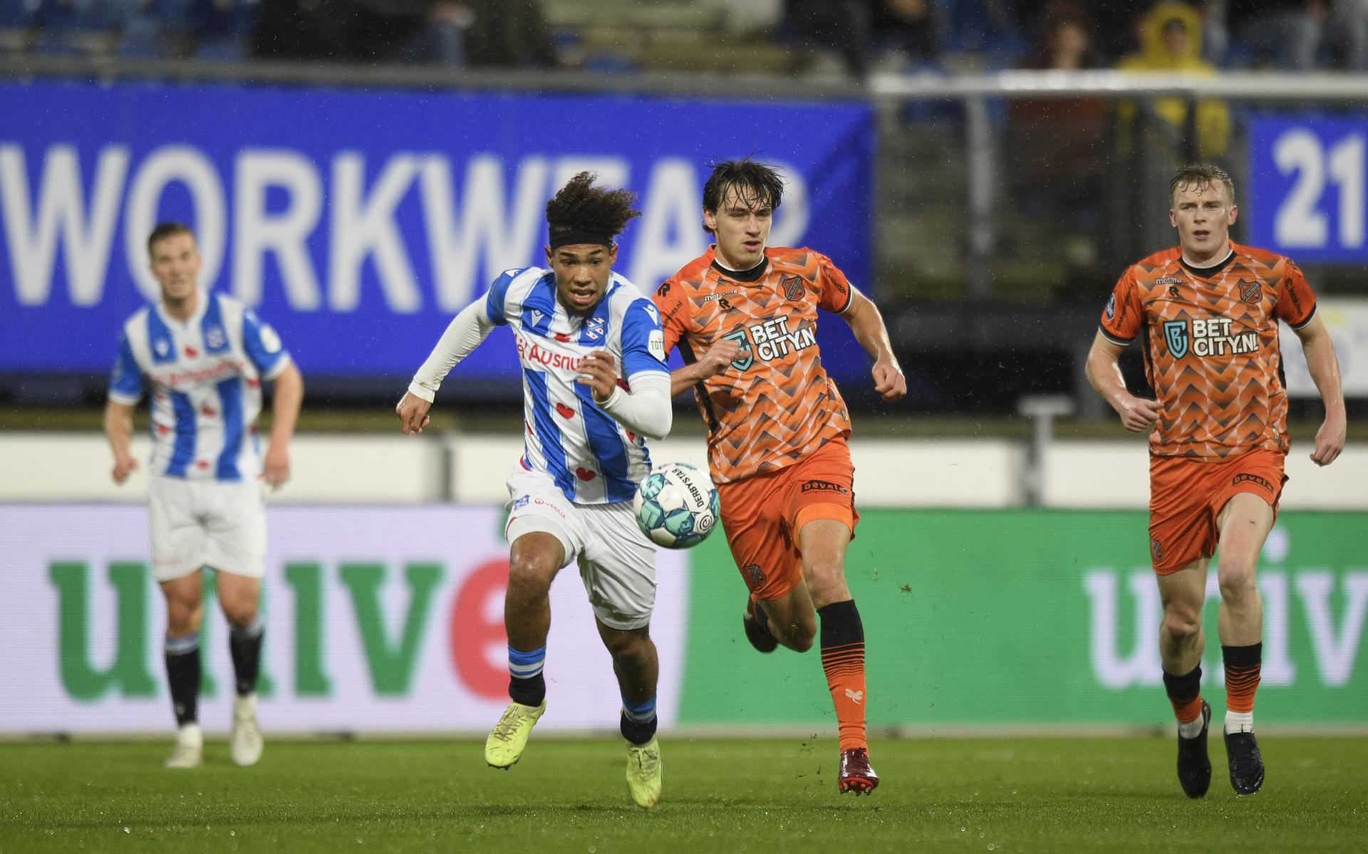 Milan van Ewijk namens SC Heerenveen tijdens het duel met FC Volendam.