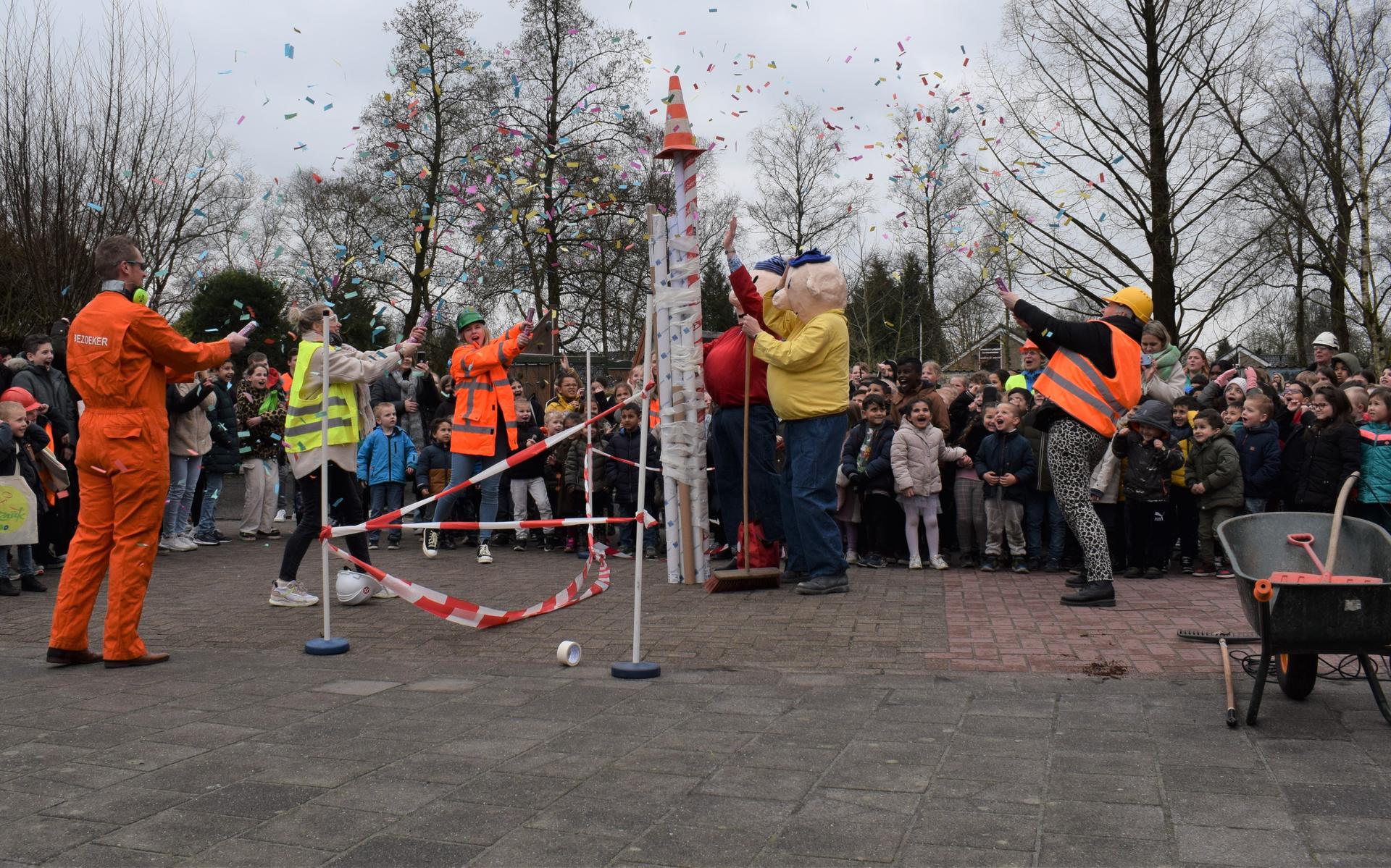Druk klussen aan de raket.