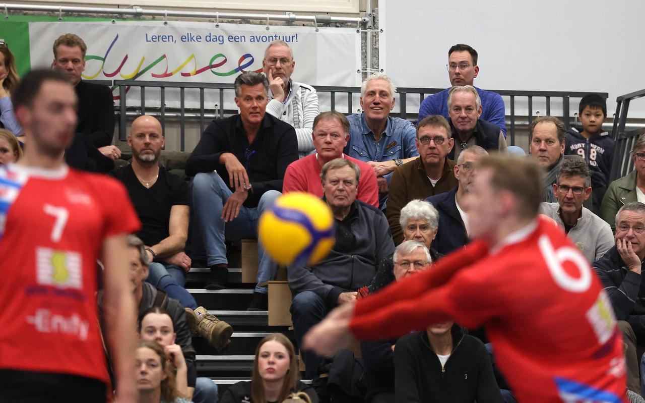 Ronald Zoodsma, Jan Posthuma en Joop Alberda kijken belangstellend naar de verrichtingen van de Sneker volleybalmannen.