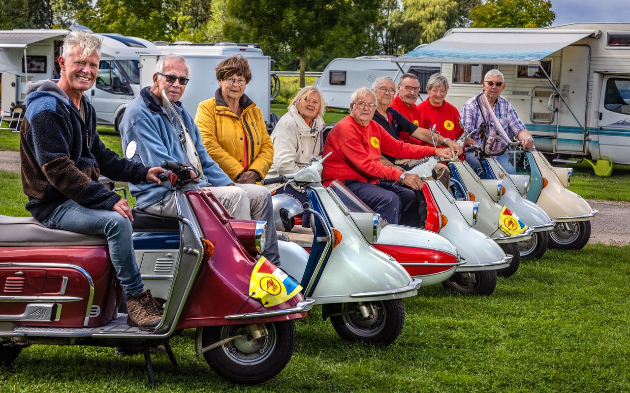 Een deel van de deelnemers op hun Heinkel motorscooter. Helemaal links Taeke Roorda en daarnaast Rob Ekkers. Een deel van de deelnemers op hun Heinkel motorscooter. Helemaal links Taeke Roorda en daarnaast Rob Ekkers.