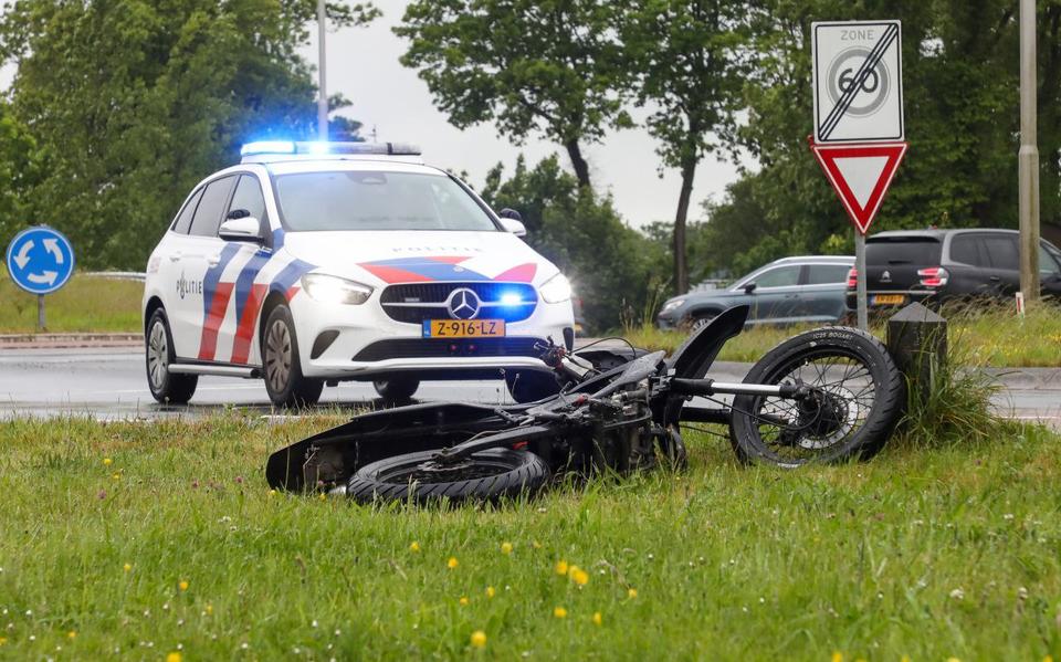 Een brommerrijder is dinsdagochtend gewond geraakt bij een aanrijding in Koarnjum.