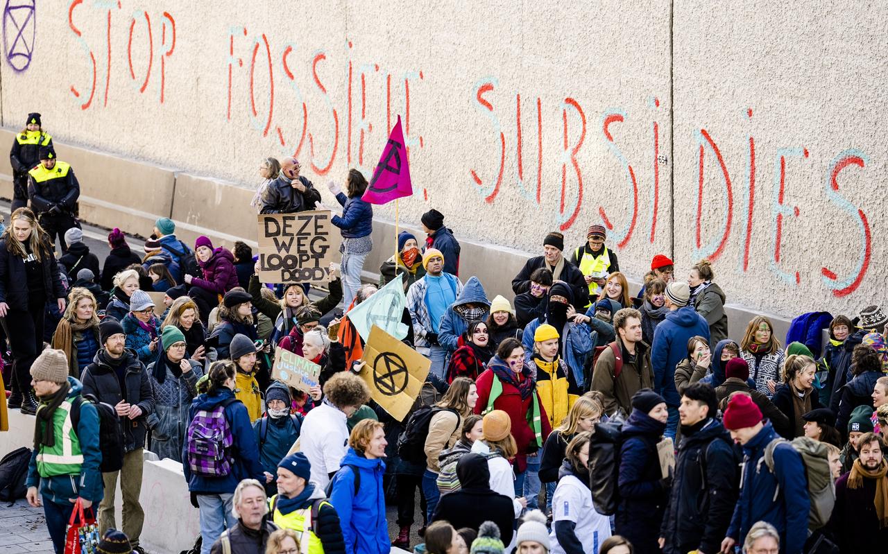 Op zaterdag 29 januari arresteerde de politie 768 klimaatactivisten van Extinction Rebellion bij de blokkade van snelweg A12 in Den Haag. Zaterdag 11 maart is een nieuwe blokkade van de A12 gepland. Op zaterdag 29 januari arresteerde de politie 768 klimaatactivisten van Extinction Rebellion bij de blokkade van snelweg A12 in Den Haag. Zaterdag 11 maart is een nieuwe blokkade van de A12 gepland.