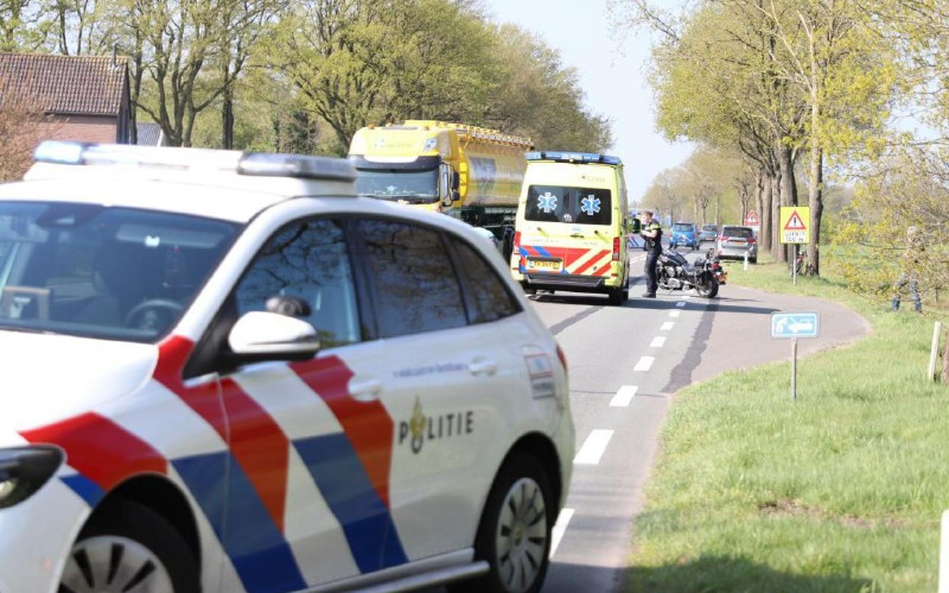 Motorrijder naar ziekenhuis na val op de Stellingenweg bij Oldeholtpade - Leeuwarder Courant