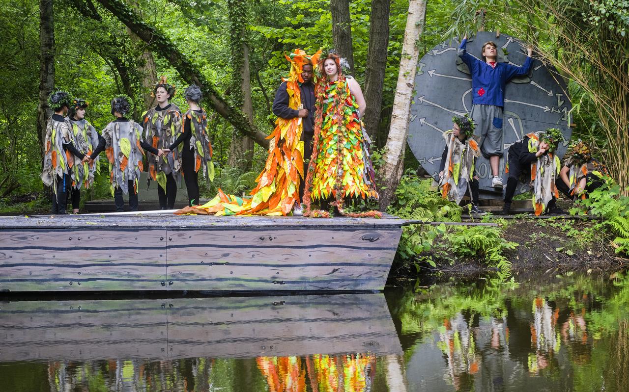 Keunstwurk ondersteunt iepenloftspullen in Friesland zoals bijvoorbeeld 'Peer Gynt' dat afgelopen zomer door Masquerade in Oudwoude werd opgevoerd en een Gouden Gurbe won voor Beste Iepenloftspul. Keunstwurk ondersteunt iepenloftspullen in Friesland zoals bijvoorbeeld 'Peer Gynt' dat afgelopen zomer door Masquerade in Oudwoude werd opgevoerd en een Gouden Gurbe won voor Beste Iepenloftspul.