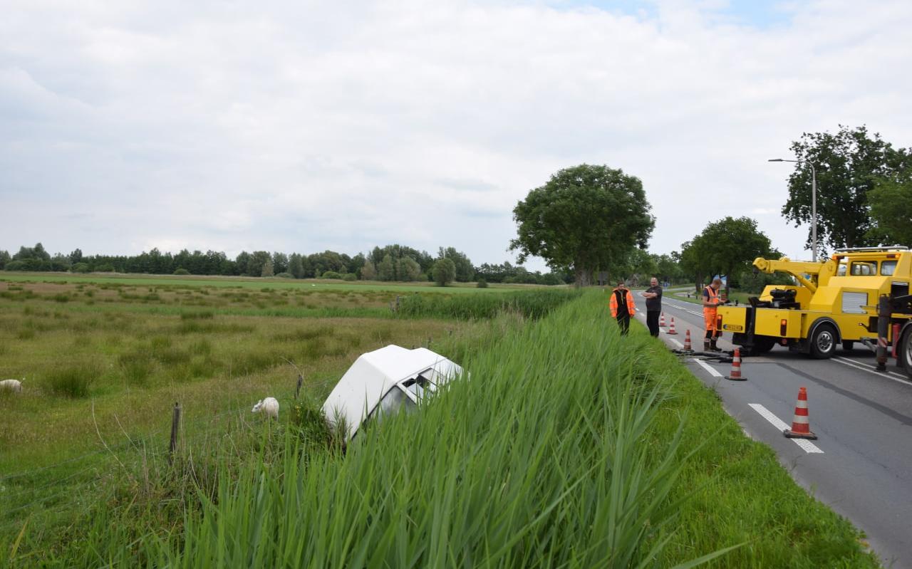 Camper raakt van de weg op N355 bij Jistrum