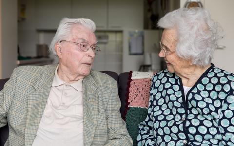Minze de Vries en Jintje Riemersma zijn vandaag 75 jaar getrouwd. 