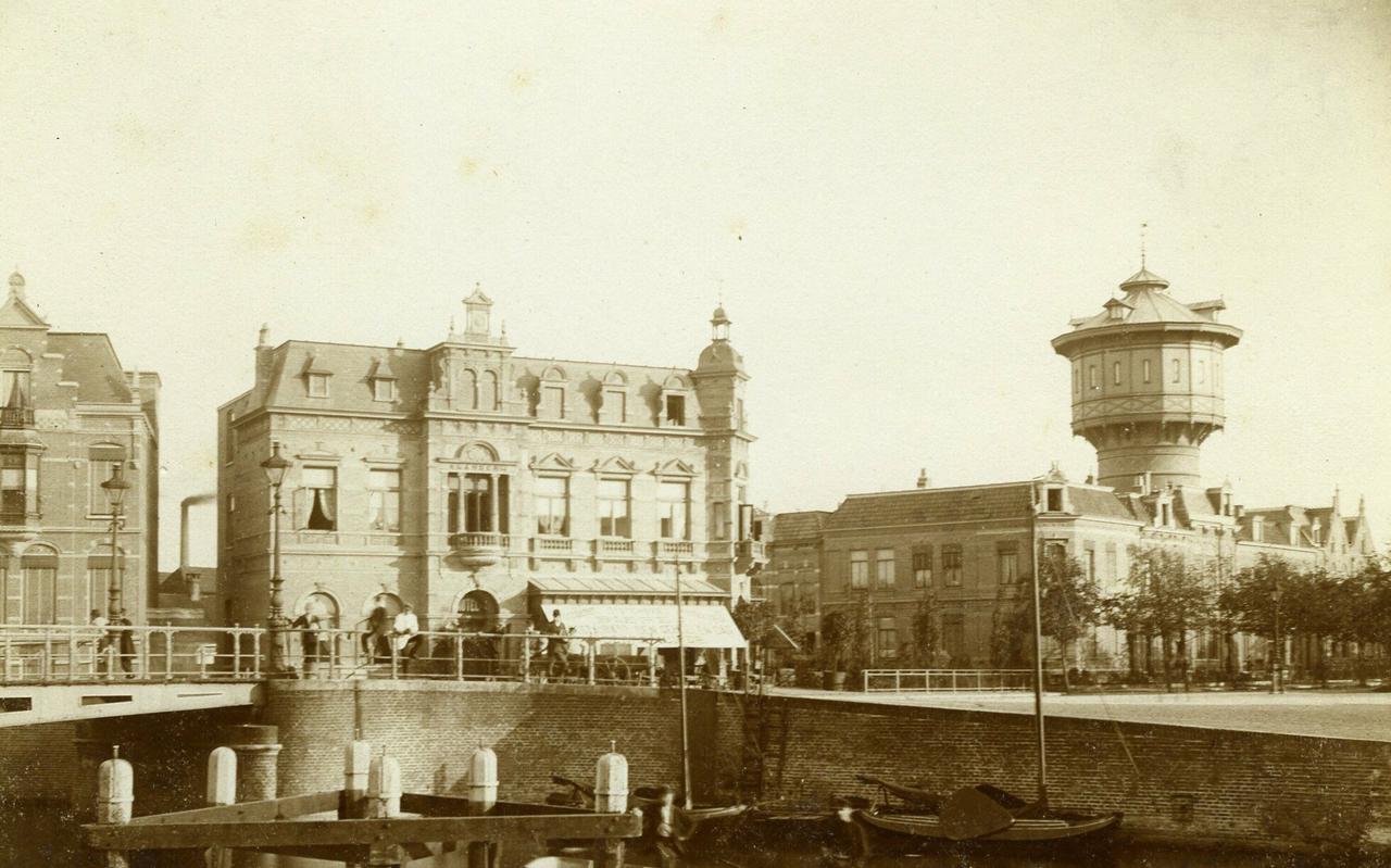 De gesloopte 'oude' watertoren aan het Zuiderplein en het rond dezelfde tijd gesloten hotel De Klanderij in betere tijden (tussen 1895 en 1905).