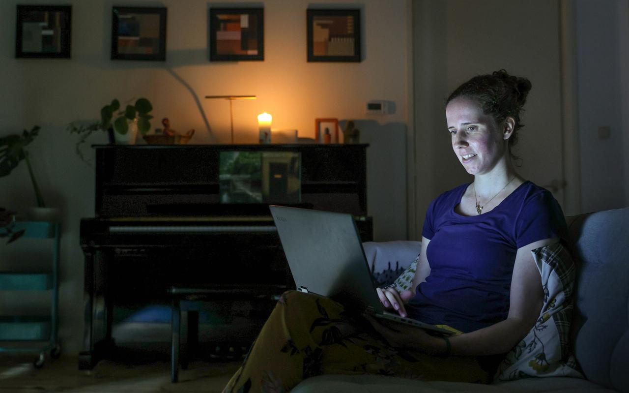 Lieke Weima doet maandagavond vanuit haar huiskamer mee aan de klimaatwake. Lieke Weima doet maandagavond vanuit haar huiskamer mee aan de klimaatwake.